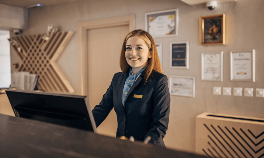 Descubre las funciones de un recepcionista de hotel, las cualidades que necesita y su sueldo.