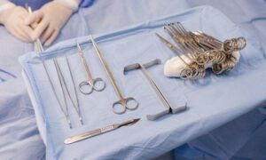 Descubre qué es el instrumental sanitario, sus tipos y cómo se limpia correctamente en el entorno clínico.